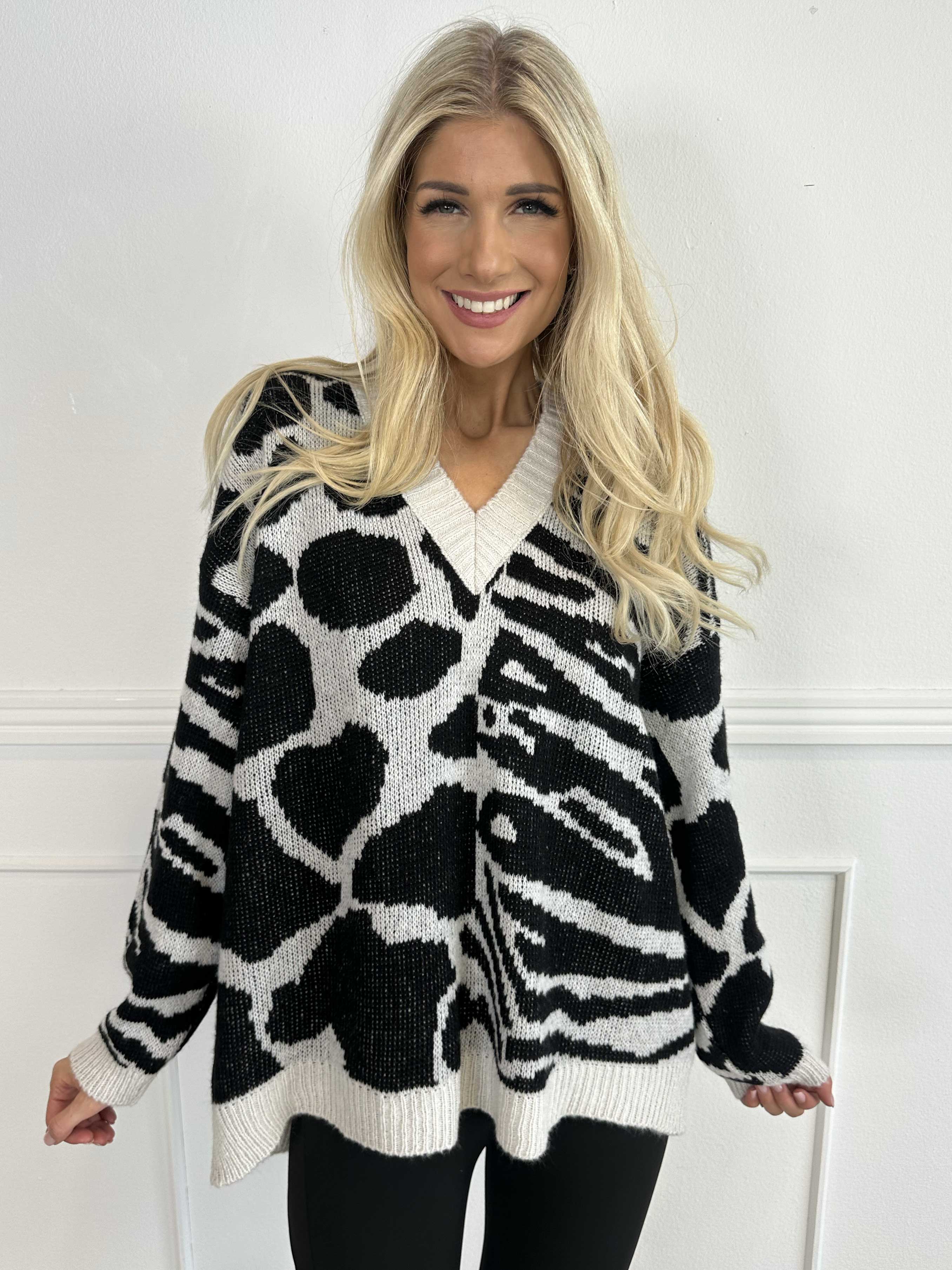 Alma - Strik med uld i dyreprint og v-hals